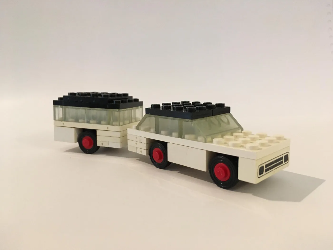 Dans le même style que le LEGO Voiture blanche et camping-car (623-2) | Brick Broker