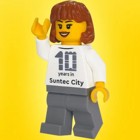 Dans le même style que le LEGO Minifigurine féminine célébrant les 10 ans à Suntec City (SUNTEC-2) | Brick Broker