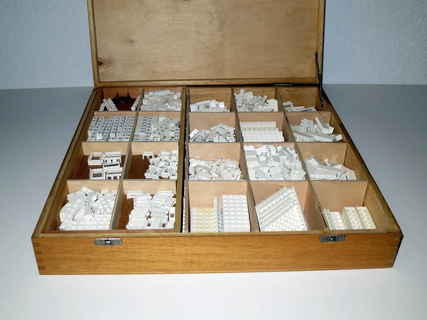 Dans le même style que le LEGO Grande boîte de rangement en bois (double loquet) avec contenu et treillis (820-2) | Brick Broker