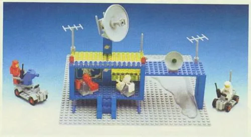 Dans le même style que le LEGO Centre de Commandement (926-1) | Brick Broker