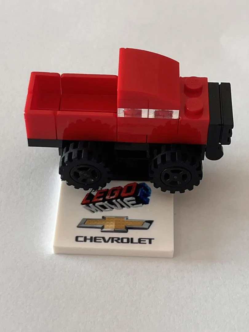Dans le même style que le LEGO Chevrolet Silverado LEGO Le Film promotionnel (AUTOSHOW-1) | Brick Broker