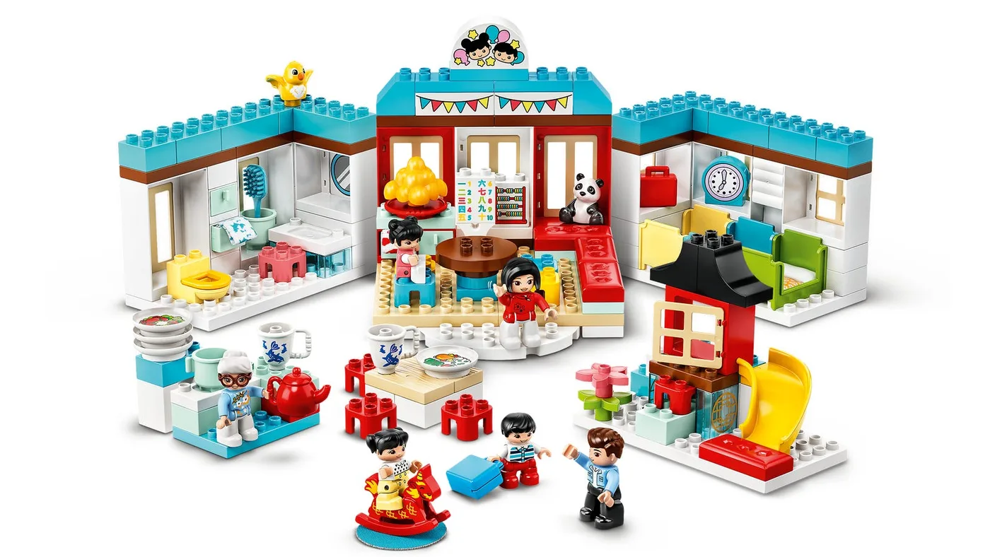 Dans le même style que le LEGO Moments d'Enfance Heureuse (10943-1) | Brick Broker
