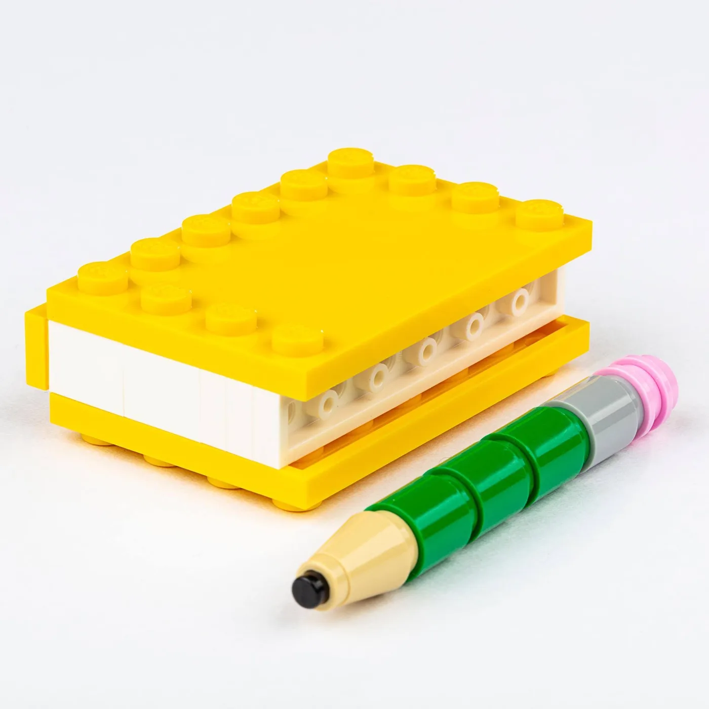 Dans le même style que le LEGO Livre et crayon (BOOKANDPENCIL-1) | Brick Broker
