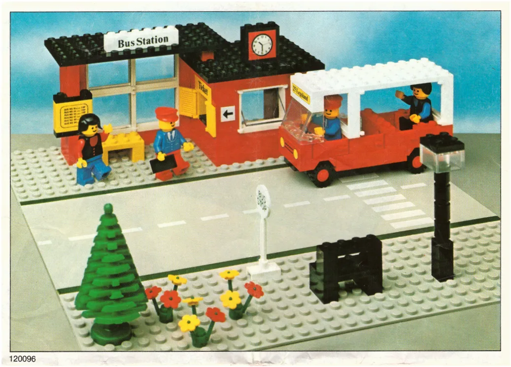 Dans le même style que le LEGO Gare Routière (379-1) | Brick Broker