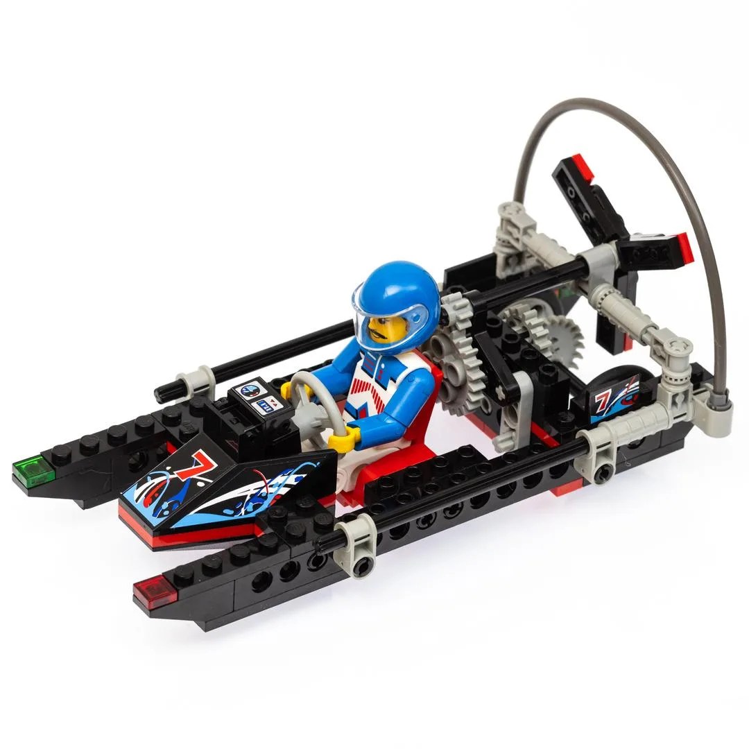 Dans le même style que le LEGO Hydrofoil 7 / Bateau à moteur Columbia (8223-1) | Brick Broker