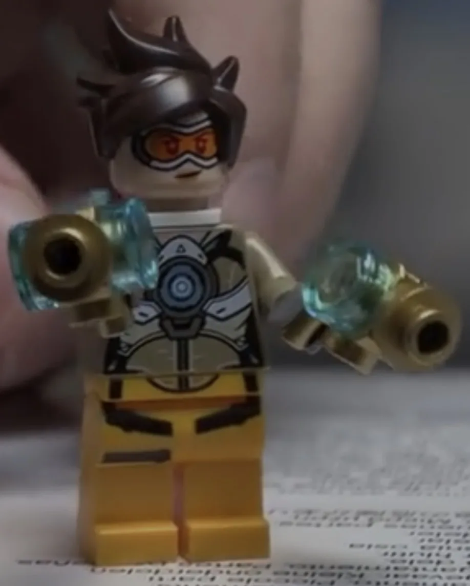 Dans le même style que le LEGO Tracer (version pistolets dorés) (OWIK-2) | Brick Broker