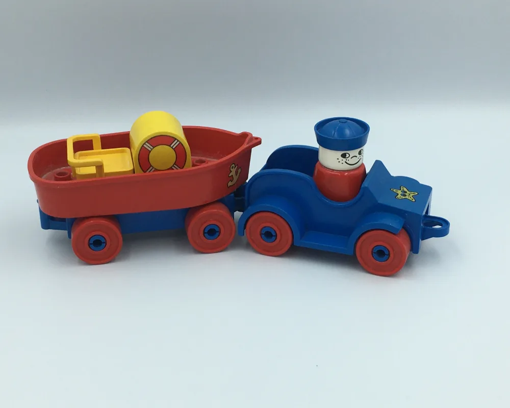 Dans le même style que le LEGO Voiture avec bateau et remorque (2625-1) | Brick Broker