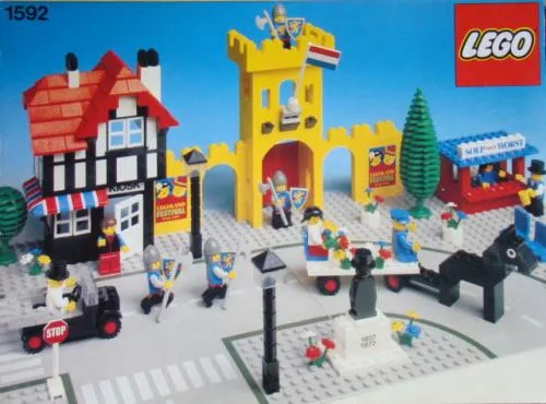 Dans le même style que le LEGO Place du village - Scène de château (Version néerlandaise) (1592-2) | Brick Broker