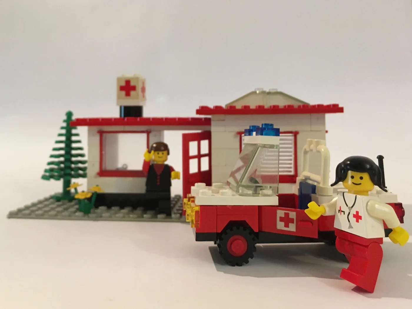 Dans le même style que le LEGO Unité de paramédics (6364-1) | Brick Broker