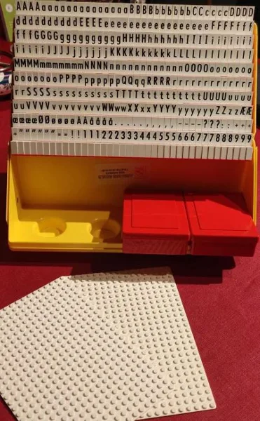 Dans le même style que le LEGO Version danoise de la boutique du typographe (9550-4) | Brick Broker