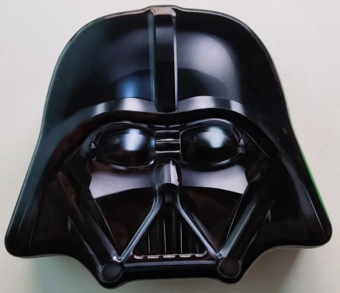 Dans le même style que le LEGO Casque de Dark Vador [Boîte en étain] (912408-2) | Brick Broker