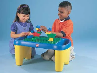 Dans le même style que le LEGO Table de construction (3024-1) | Brick Broker